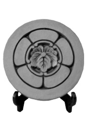 丸に五瓜に蔦（まるにごくわにつた）